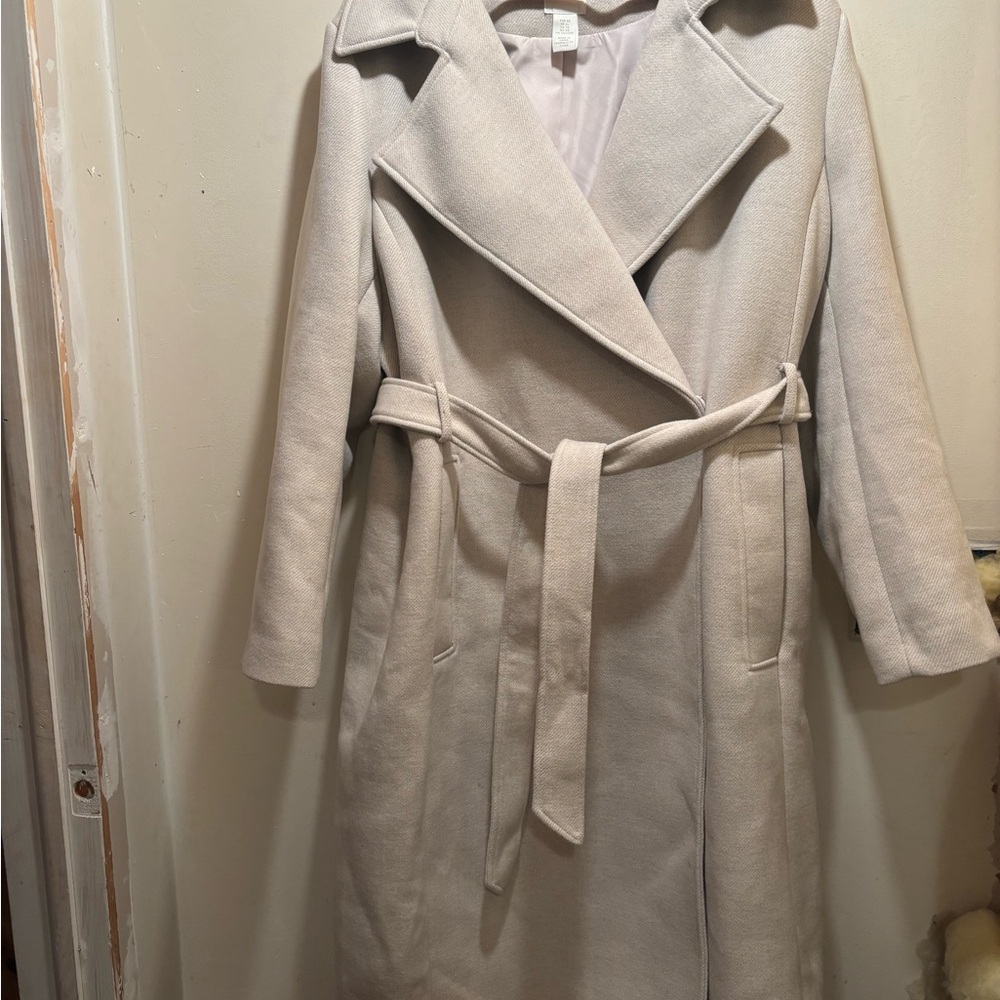 H&M Beige Trench Coat with Classic Tailored Silhouette - Picture 2 of 5